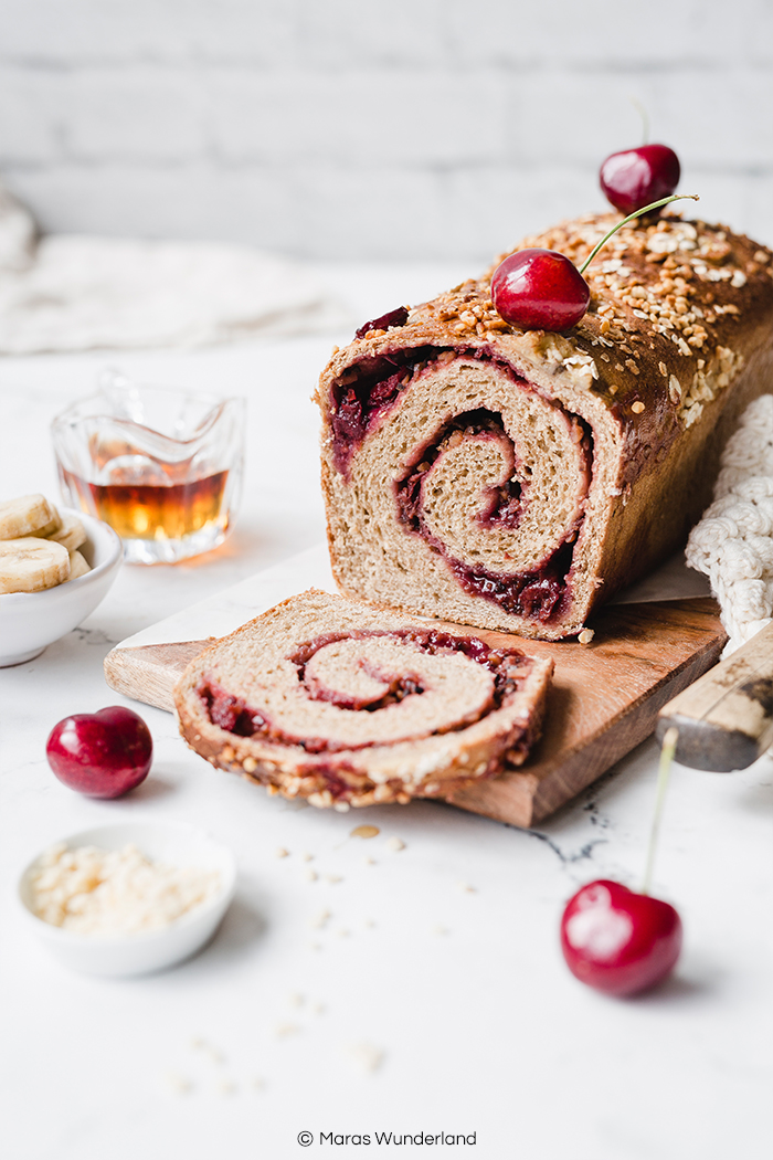 Rezept für ein gesünderes, veganes Kirsch-Bananenbrot. Fluffiger Hefeteig mit Banane, gefüllt mit einer saftigen Kirsch-Mandelfüllung. Super für Brunch und Frühstück. • Maras Wunderland #bananenbrot #hefegebäck #hefezopf #maraswunderland #frühstücksidee #brunch #kirschkuchen #bananabread #hefeteig #yeastcake