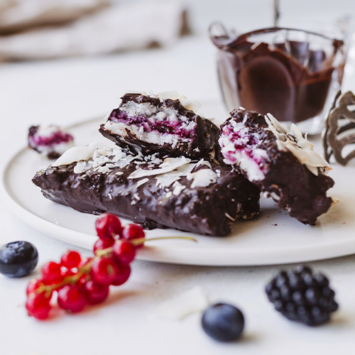 Gesunde, vegane Beeren-Kokosriegel