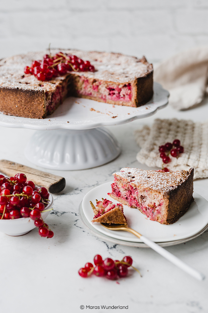 Träubleskuchen. Ein gesünderes Rezept für den Sommerklassiker aus Johannisbeeren. Schnell und einfach gemacht. Süß und sauer zugleich. Saftig und richtig fluffig. • Maras Wunderland #johannisbeeren #johannisbeerkuchen #johannisbeerbaiser #maraswunderland #träubleskuchen #redcurrants #redcurrantcake #sommerrezept #kuchenrezept #kuchenklassiker