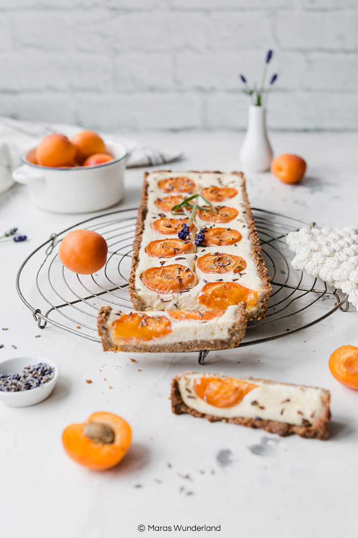 Einfaches Rezept für eine Aprikosen-Käsekuchen-Tarte mit Lavendel. Gesünder, cremig, fruchtig und erfrischend. Perfekt für den Sommer. • Maras Wunderland #tarte #aprikosenkuchen #apricotscake #apricots #aprikosentarte #käsekuchen #cheesecake #maraswunderland