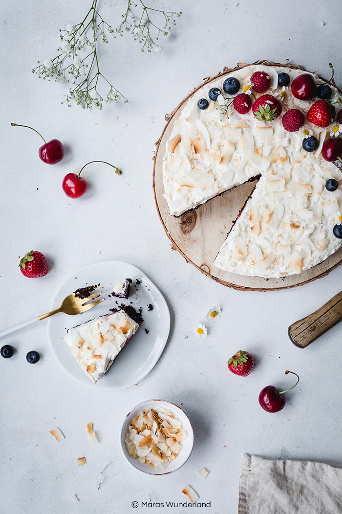 Rezept für eine gesündere und glutenfreie Beeren-Schokotorte. Sommerlich, erfrischend, fruchtig und cremig zugleich. • Maras Wunderland #beerenkuchen #sommertorte #torte #schokokuchen #schokotorte #sahnetorte #berrycake #glutenfrei #glutenfree #gesundbacken