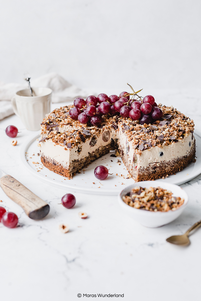 Rezept für eine leckere und gesündere Trauben-Cappuccino-Torte. Saftiger Nuss-Schokoladenboden mit locker, leichter Kaffee-Creme und Trauben. • Maras Wunderland #trauben #grapes #torte #geburtstagstorte #krümeltorte #cappuccinotorte #eiscafetorte #kaffeekuchen #coffeecake #maraswunderland