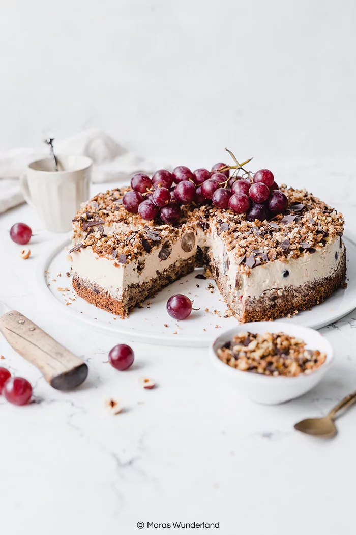 Rezept für eine leckere und gesündere Trauben-Cappuccino-Torte. Saftiger Nuss-Schokoladenboden mit locker, leichter Kaffee-Creme und Trauben. • Maras Wunderland #trauben #grapes #torte #geburtstagstorte #krümeltorte #cappuccinotorte #eiscafetorte #kaffeekuchen #coffeecake #maraswunderland