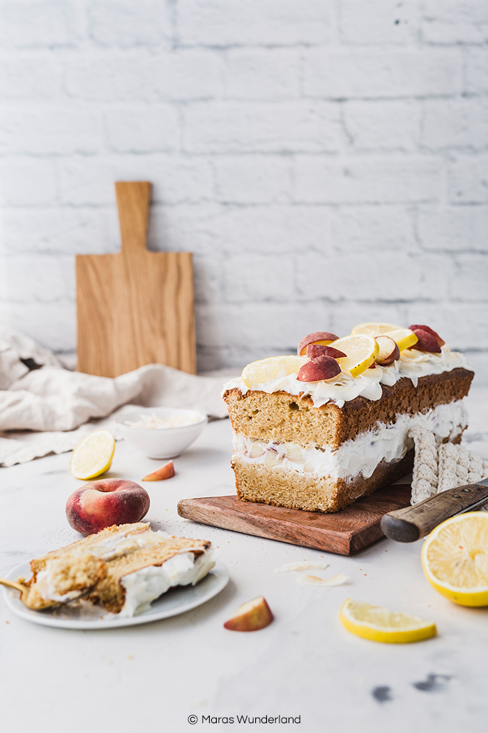 Einfaches und schnelles Rezept für einen sommerlichen und gesünderen Pfirsich-Zitronenkuchen. • Maras Wunderland #zitronenkuchen #lemoncake #pfirsichkuchen #peaches #peachcake #kuchenrezept #gesundbacken #gesunderkuchen