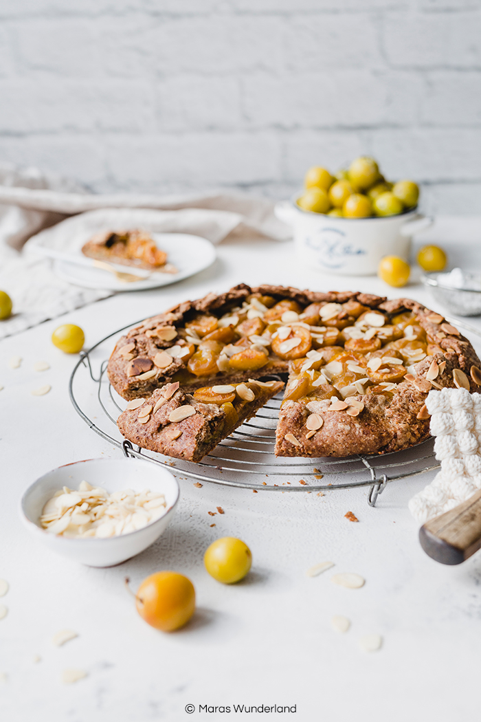 Rezept für eine einfache und schnelle vegane Mirabellen-Galette mit Mandeln. Knusprig und saftig zugleich. Auch mit anderen Obstsorten. • Maras Wunderland #veganerkuchen #veganbacken #mirabellenkuchen #mirabellen #vegancake #maraswunderland #galette #einfacherezepte