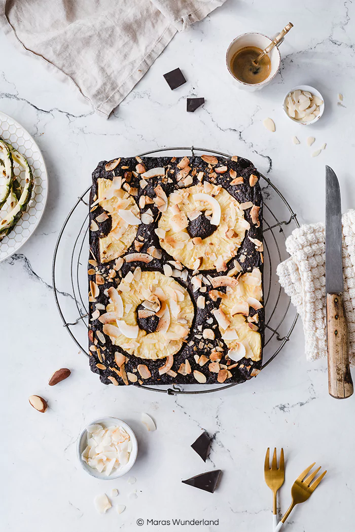 Rezept für gesunde, glutenfreie Ananas-Brownies. Super schokoladig und lecker. Mit Kakao und Mandeln. Saftig und fruchtig durch frische Ananas. • Maras Wunderland #brownies #healthybrownies #glutenfree #glutenfrei #maraswunderland #schokokuchen #ananaskuchen #pineapplecake #gesundbacken