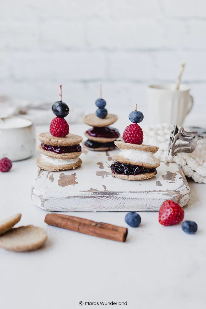 Rezept für gesündere, glutenfreie Mini-Pancake-Spieße mit Haferflocken, ohne Mehl. Einfach und schnell gemacht, gefüllt mit Marmelade oder was immer man mag, z.B. Schoko-Nuss-Aufstrich. Ein perfekter Snack und herrlichen zum Frühstück. • Maras Wunderland #pancakes #glutenfrei #gesundbacken #eathealthy #minipancakes #pfannkuchen #frühstücksrezept #frühstück #breakfast