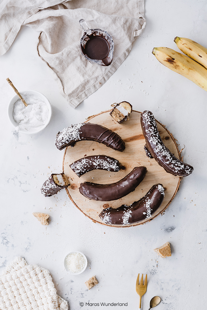 Rezept für gesündere Schokobananen - saftiger Vollkorn-Rührteig, bestrichen mit Kokoscreme, belegt mit Banane und überzogen mit Zartbitterschokolade. Super lecker. • Maras Wunderland #schokobanane #klassiker #schokoladenbanane #gesundbacken #kokoscreme #chocolatebanana