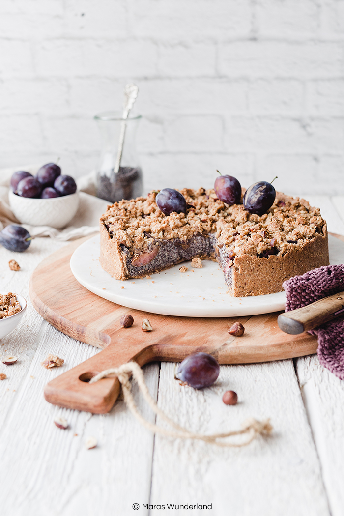 Rezept für gesünderen und veganen Zwetschgen-Mohnkuchen. Nussiger Mürbeteig, saftige Mohnfüllung und leckere Zwetschgen mit Streuseln. Ein einfacher Herbstkuchen. • Maras Wunderland #zwetschgenkuchen #plumcake #streuselkuchen #mohnkuchen #poppyseedcake #vegancake #veganbacken #veganerezepte #eatvegan #maraswunderland