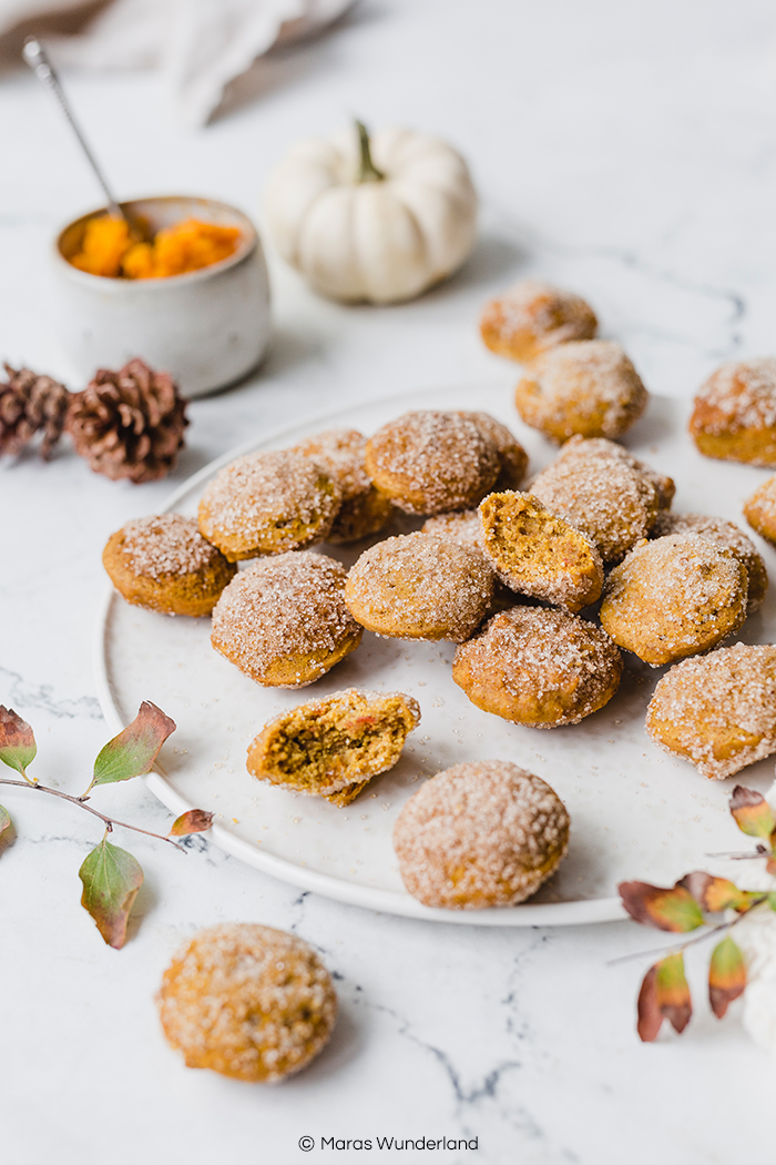 Rezept für gesündere Pumpkin Bites. Schnell und einfach gemacht. Saftig und super lecker. Auch perfekt für Halloween. #pumpkinbites #halloweentreat #kürbiskuchen #pumpkincake #kürbissnack #healthysnack #gesundbacken #halloween