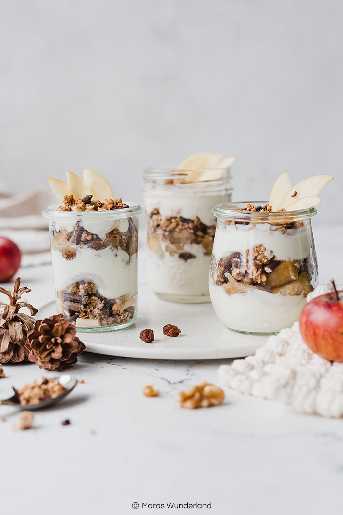 Rezept für ein weihnachtliches Knusper-Bratapfel-Dessert. Apfelkompott mit Rosinen und Walnüssen, im Glas geschichtet mit Quarkcreme mit selbstgemachtem Granola. Gut vorzubereiten. • Maras Wunderland #maraswunderland #bratapfel #bratapfeldesser #granola #bakedapples #christmasdessert #weihnachtsdessert #dessertinajar