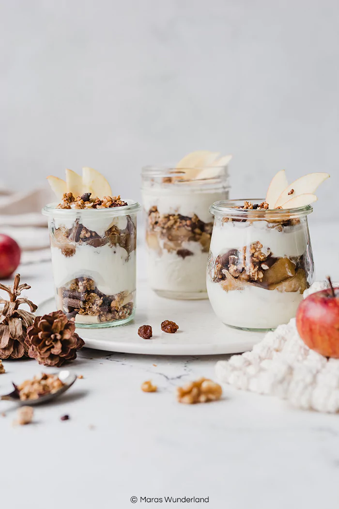 Rezept für ein weihnachtliches Knusper-Bratapfel-Dessert. Apfelkompott mit Rosinen und Walnüssen, im Glas geschichtet mit Quarkcreme mit selbstgemachtem Granola. Gut vorzubereiten. • Maras Wunderland #maraswunderland #bratapfel #bratapfeldesser #granola #bakedapples #christmasdessert #weihnachtsdessert #dessertinajar