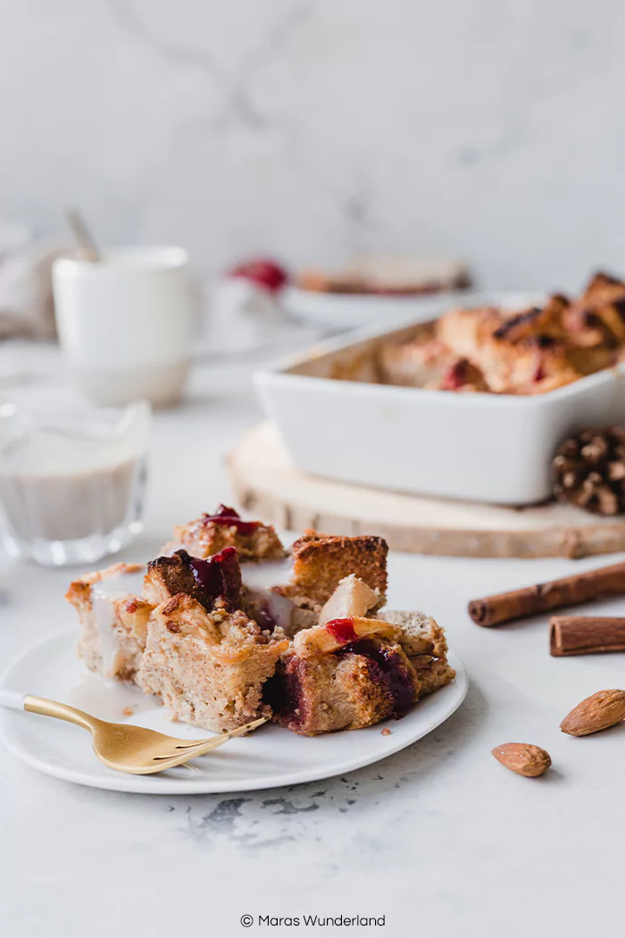 Einfaches und schnelles Rezept für Jelly Apple Bread Pudding, ähnlich dem deutschen Ofenschlupfer mit Äpfeln. Super Soulfood, Dessert oder Frühstück. • Maras Wunderland #breadpudding #pfenschlupfer #kirschmichel #dessert #nachtisch #soulfood #gesundesdessert #healthydessert #christmasdessert #chrismasbreakfast #weihnachtsfrühstück #maraswunderland #apfeldessert #appledessert