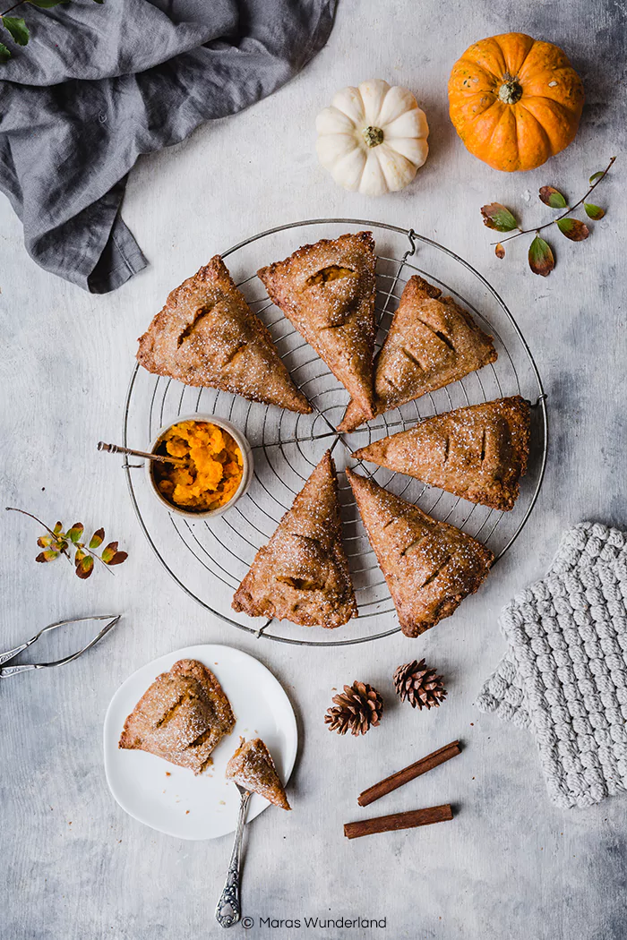 {Werbung} Rezept für gesündere Apple Pumpkin Hand Pies. Nussiger Mürbeteig mit saftiger Kürbis-Apfelfüllung. Perfekt für Herbst und Halloween. • Maras Wunderland #pumpkin #kürbis #halloweentreat #pumpkinhandpies #handpies #maraswunderland