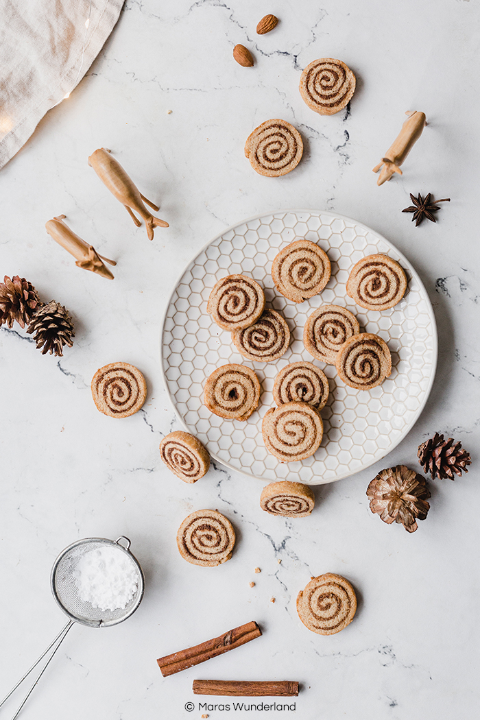 Rezept für gesündere Zimtschnecken-Plätzchen. Schwedischer Klassiker trifft Weihnachten. Ein schnelles und einfaches Plätzchenrezept mit Zimt und Mandeln. • Maras Wunderland #maraswunderland #weihnachtsbäckerei #weihnachtsplätzchen #plätzchen #zimtschnecken #cinnamonrolls #christmascookies