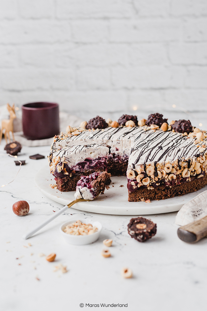 Rezept für eine weihnachtliche glutenfreie Kirsch-Nuss-Torte. Super saftig, gut vorzubereiten, schokoladig und cremig. • Maras Wunderland #schokotorte #nusstorte #kirschkuchen #kirschtorte #weihnachtstorte #christmascake #cherrycake #nutcake #weihnachtskuchen