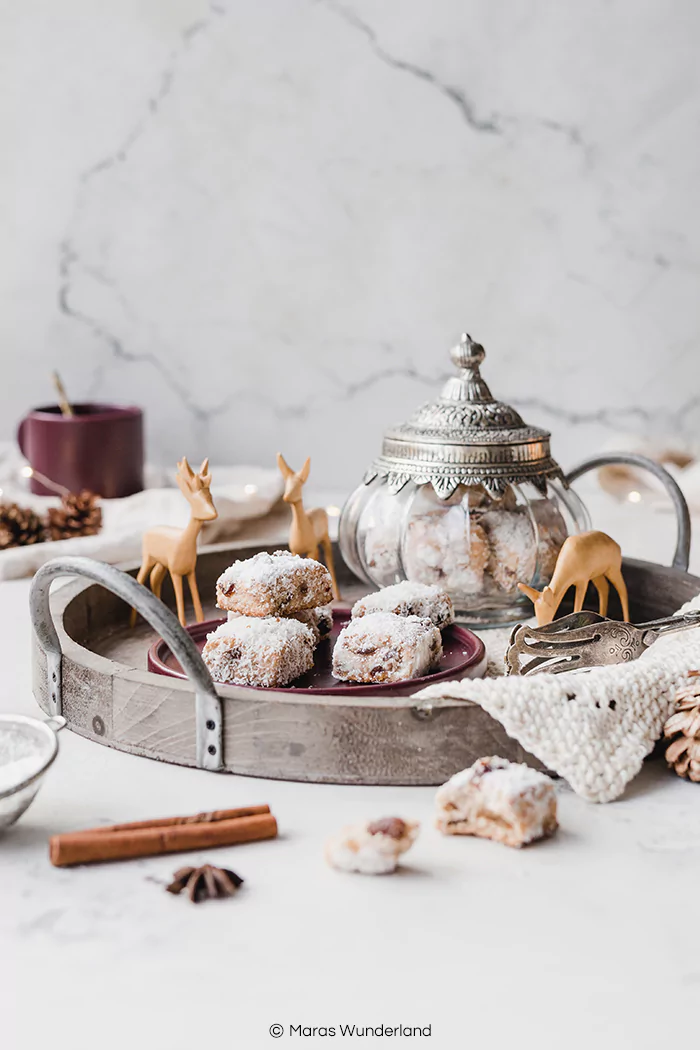 Rezept für gesünderes Kokos-Stollen-Konfekt. Eine herrliche Variante des Weihnachtsklassikers. Einfach herzustellen und gut vorzubereiten. • Maras Wunderland #stollen #stollenkonfekt #kokosstollen #christmastreat #weihnachtsgebäck #weihnachten #maraswunderland