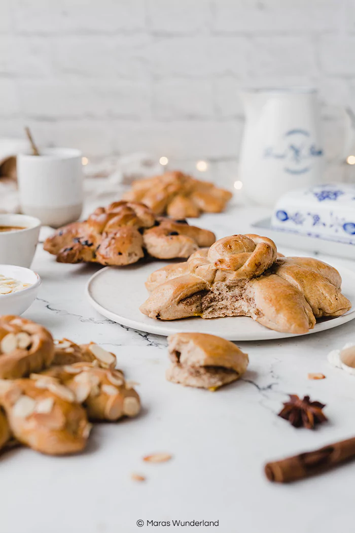 Rezept für Reutlinger Mutscheln. Ein klassisches Gebäck zur Weihnachtszeit bis in den Januar hinein. Aus Hefeteig. Bei mir mit Nussfüllung und Schokolade. • Maras Wunderland #reutlingermutscheln #mutscheln #hefesonne #hefegebäck #maraswunderland