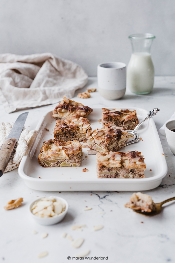 Glutenfreier & gesunder Apfel-Mandel-Kuchen. Ein schnelles und einfaches Rezept. Mit Zimt und Nüssen. Super auch für Kinder. • Maras Wunderland #blechkuchen #apfelkuchen #gesundbacken #gesunderkuchen #applecake #healthycake #healthysnack #gesundersnack