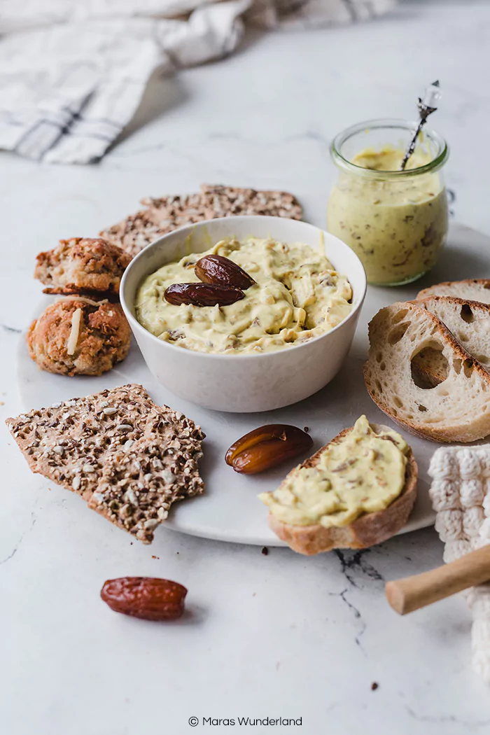 Veganer Dattel-Curry-Dip. Ein super schnelles und einfaches Rezept - perfekt für jede Party oder als Beilage. Mit Suchtniveau. • Maras Wunderland