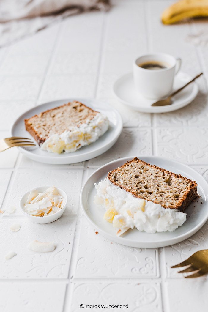 Rezept für gesünderes Bananenbrot mit Ananas-Kokoscreme. Schnell und einfach gemacht. Tropisch aromatisch und saftig. • Maras Wunderland #bananabread #bananenbrot #tropical #kuchenrezept #gesundbacken #gesunderkuchen