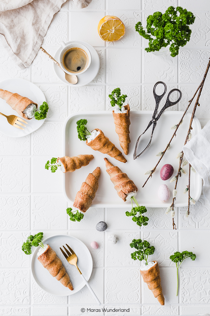 Gesunde & vegane Osterkarotten. Herzhaft & süß. Ein kreatives Rezept für die Osterzeit - als Snack, zum Frühstück oder zum Brunch. • Maras Wunderland #osterrezept #eastertreat #easter #easterrecipe #osterkarotten #osterbacken #backenmitkindern