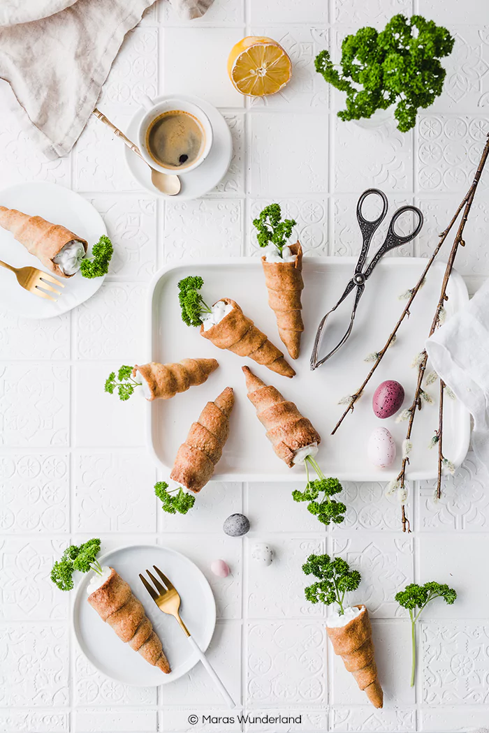 Gesunde & vegane Osterkarotten. Herzhaft & süß. Ein kreatives Rezept für die Osterzeit - als Snack, zum Frühstück oder zum Brunch. • Maras Wunderland #osterrezept #eastertreat #easter #easterrecipe #osterkarotten #osterbacken #backenmitkindern