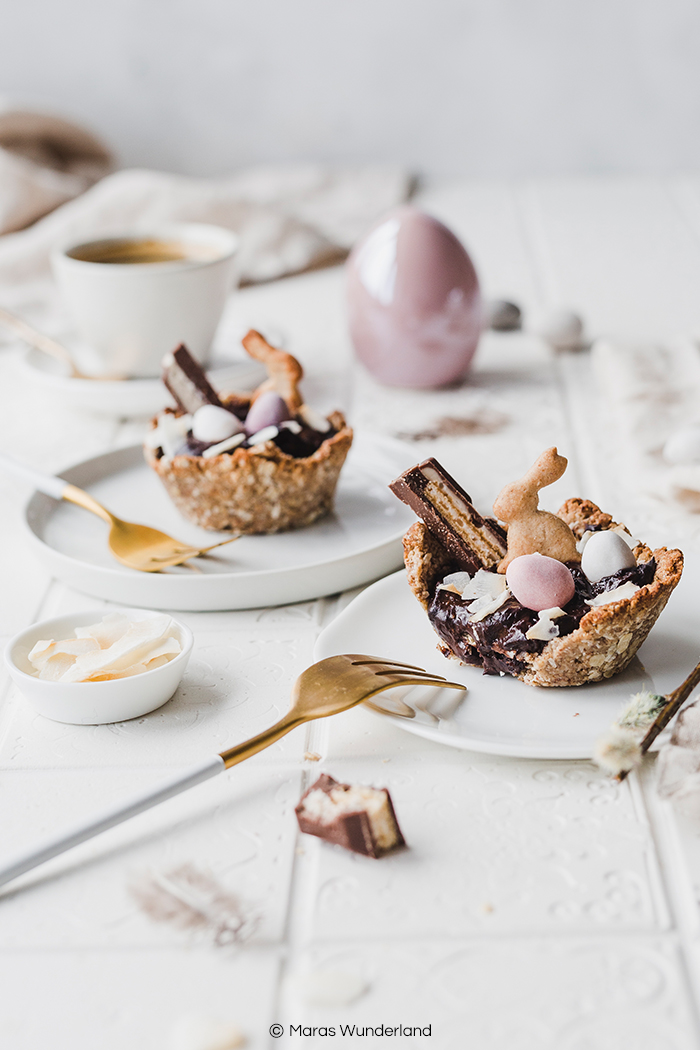 Gesunde Kokos-Schoko-Tartelettes - mit veganer, glutenfreier Option. Ein schnelles und einfaches Rezept für einen leckeren, schokoladigen Snack. Perfekt auch für den Osterbrunch. • Maras Wunderland #gesundbacken #gesunderezepte #maraswunderland #osterbrunch #osterrezept #schokolade #veganerezepte #veganbacken #vegan #glutenfree #glutenfrei #gesundersnack #healthysnack