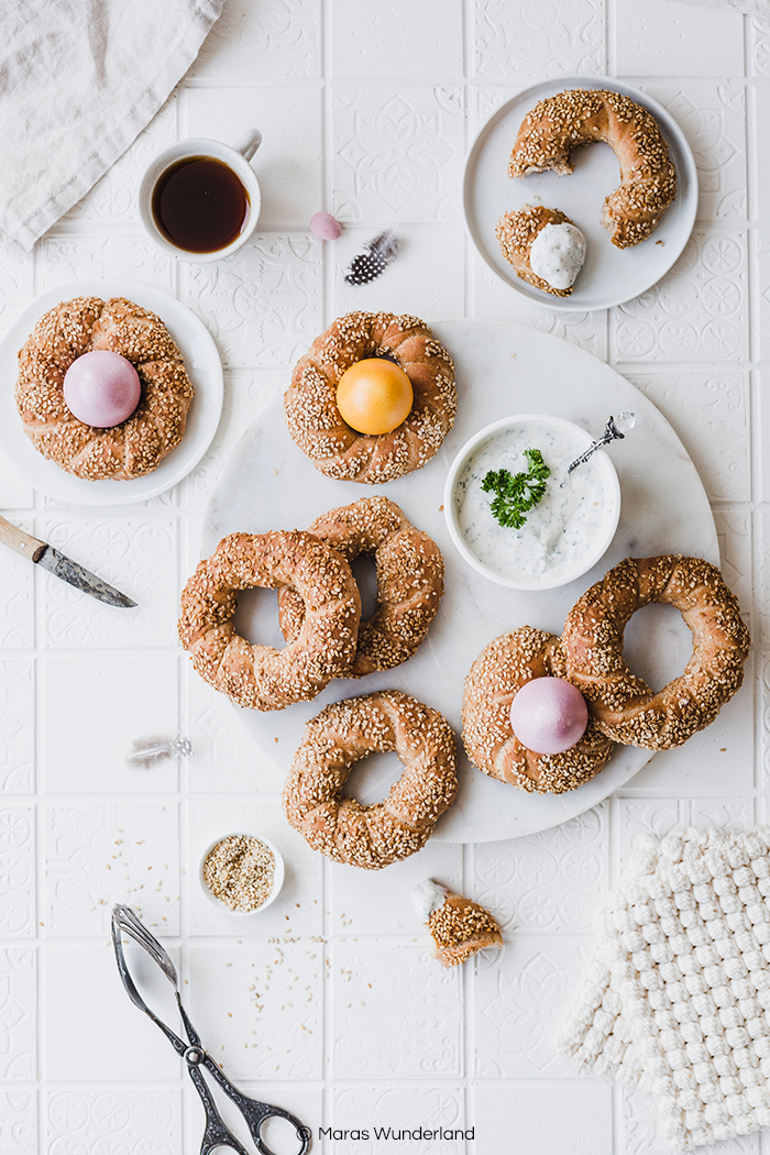 Gesündere & vegane Sesamkringel. Ein Rezept aus fluffigem Hefeteig - perfekt für Brunch & Frühstück - z.B. zur Osterzeit. • Maras Wunderland #vegan #gesundbacken #sesam #sesamkringel #sesamringe #koulouris #grünesoße #gruennesosse #dip #aufstrich