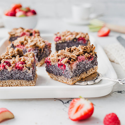 Veganer Mohnkuchen mit Rhabarber & Beeren