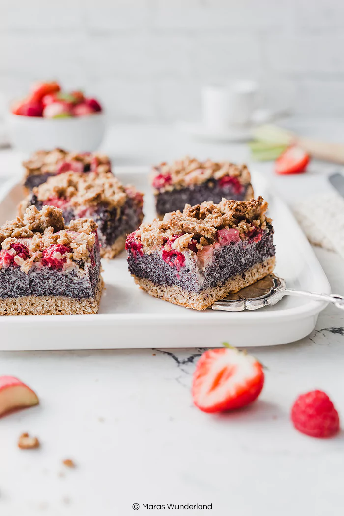 Veganer Mohnkuchen mit Rhabarber & Beeren. Ein einfaches Rezept für einen saftigen, gesunden Kuchen im Frühling. Super für feierliche Anlässe. • Maras Wunderland #rhabarberkuchen #erdbeerkuchen #himbeerkuchen #streuselkuchen #mohnkuchen #strawberrycake #poppyseedcake #streusel #blechkuchen #veganerkuchen #vegan #gesunderkuchen #vegancake