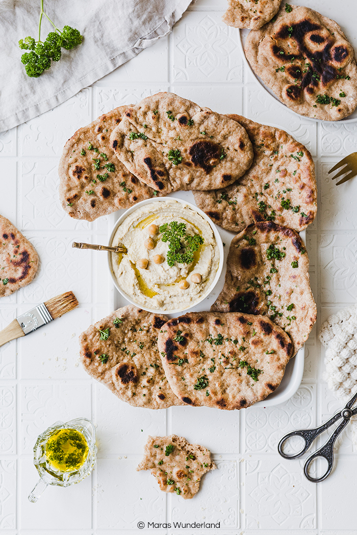 Veganes Naan mit Hummus. Gesund und Vollkorn. Schnell und einfach gemacht. Passt perfekt als Grillbeilage oder auf das Geburtstagsbuffet. • Maras Wunderland #naan #hummus #vegan #rezept #grillbeilage #barbecue #aufstrich #gesund #gesunderezepte