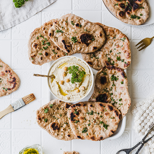 Gesundes & veganes Naan mit Hummus