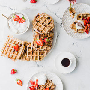 Knusper-Waffeln mit Kokossahne & Erdbeeren