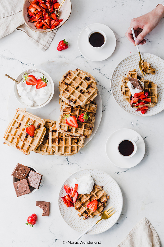 Knusper-Schoko-Waffeln mit Kokossahne & Erdbeeren. Ein schnelles und einfaches Rezept für gesündere Waffeln zum Frühstück, Brunch oder Dessert. Mit knusprigen Waffel-Stücken. • Maras Wunderland #waffeln #waffles #gesundbacken #frühstück #brunch #breakfast #sweetbreakfast