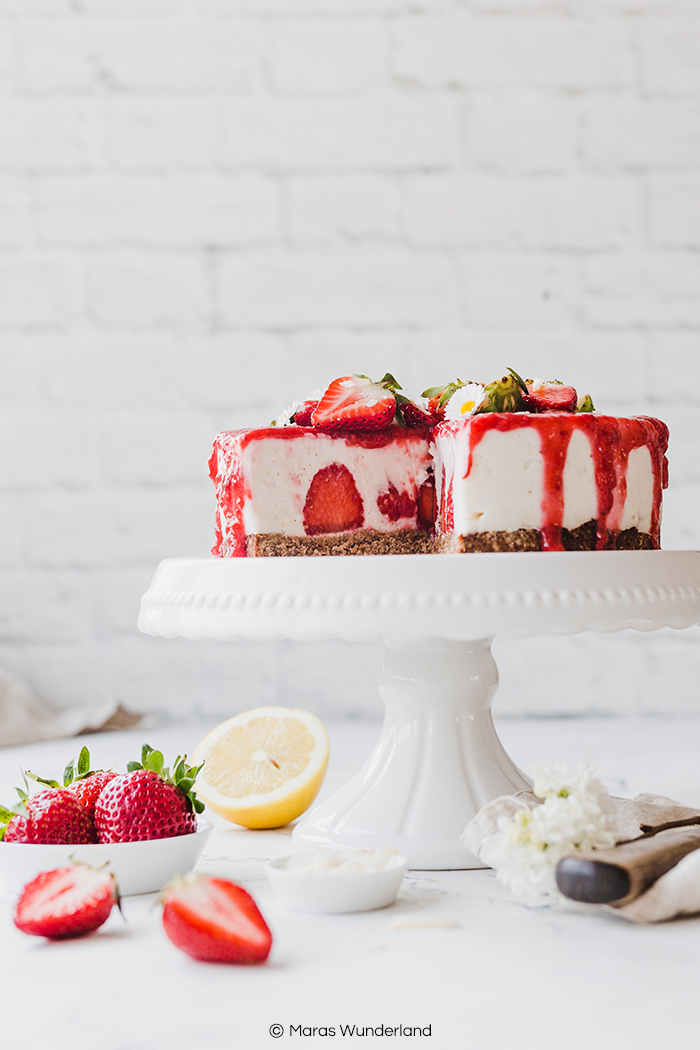 Vegane Erdbeer-Kokos-Torte. Glutenfrei und gesund. Eine leckere und saftige Torte, perfekt für den Frühling und für Muttertag. Einfaches Rezept. • Maras Wunderland #erdbeerkuchen #erdbeertorte #mothersdaycake #muttertagstorte #muttertag #erdbeeren #torte #veganbacken #veganetorte #glutenfreibacken