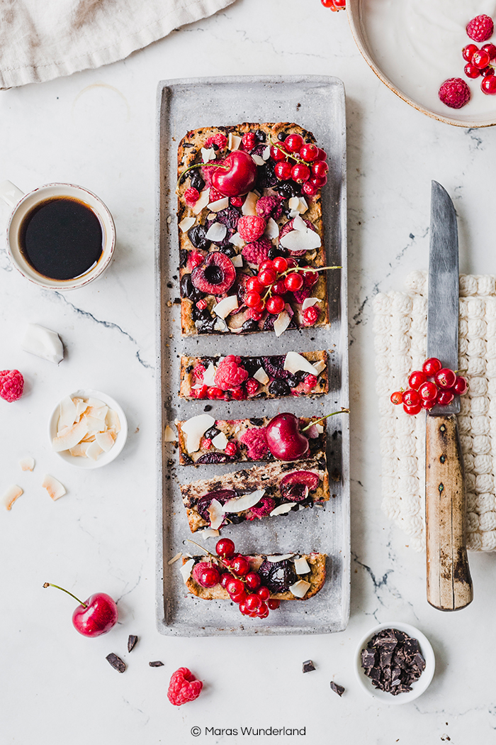 Pams Kokos-Bananenkuchen mit Beeren. Glutenfrei, richtig saftig und fluffig. Ein schnelles und einfaches Rezept. • Maras Wunderland #kokoskuchen #bananacake #coconutcake #kokoskuchen #pamelareif #glutenfree #glutenfrei