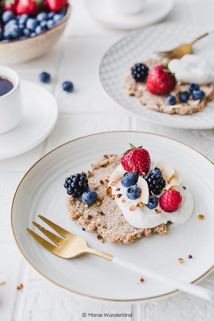 Vegane Hafertaler mit Vanillecreme. Glutenfrei und gesund. Ein schnelles und einfaches Rezept für ein leckeres Frühstück, zum Brunch oder als Dessert. • Maras Wunderland #veganersnack #hafersnack #vegansnack #snack #gesundesfrühstück #frühstück #breakfast #brunch