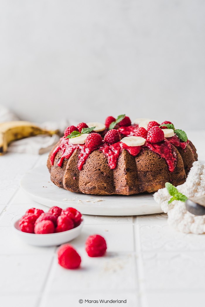 Veganer Bananenkuchen mit Himbeeren. Lecker, saftig und gesund. Ein schnelles und einfaches Rezept. • Maras Wunderland #bananenkuchen #bananacake #himbeerkuchen #gugelhupf #veganbacken #veganerkuchen #vegancake #veganrecipe #raspberrycake