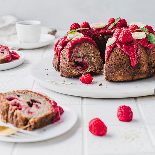 Veganer Bananenkuchen mit Himbeeren