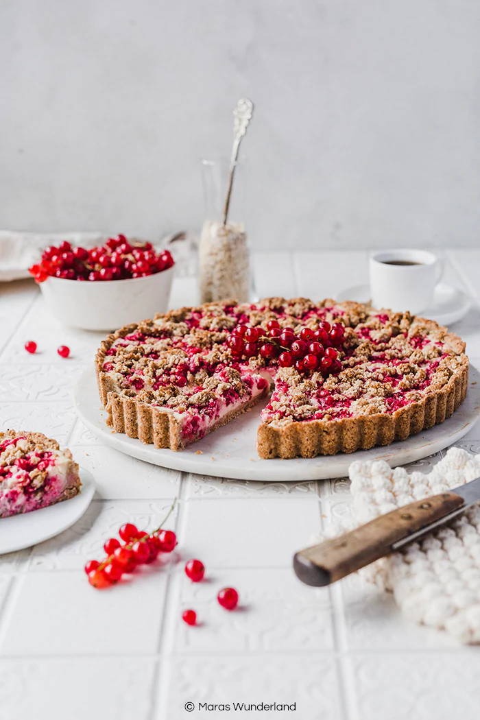 Vegane Johannisbeer-Frischkäse-Tarte. Gesund, saftig und richtig lecker. Ein tolles Rezept für einen einfachen, sommerlichen Kuchen. • Maras Wunderland #tarte #johannisbeeren #redcurrants #vegan #gesunderezepte #veganerkuchen #vegancake