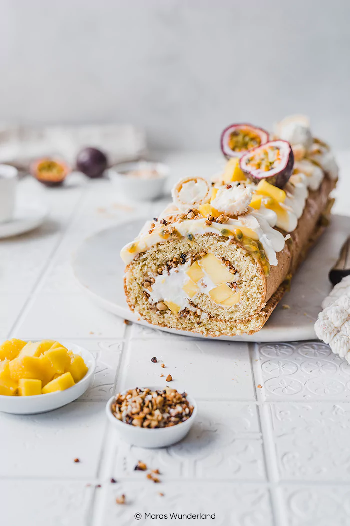 Gesündere Mango-Maracuja-Biskuitrolle. Ein einfaches Rezept für einen saftigen und super leckeren Sommerkuchen. Cremig und crunchy. • Maras Wunderland #biskuitrolle #spongeroll #sommerkuchen #mangomaracuja #gesunderezepte #maraswunderland
