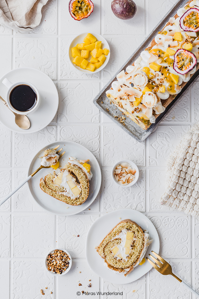 Gesündere Mango-Maracuja-Biskuitrolle. Ein einfaches Rezept für einen saftigen und super leckeren Sommerkuchen. Cremig und crunchy. • Maras Wunderland #biskuitrolle #spongeroll #sommerkuchen #mangomaracuja #gesunderezepte #maraswunderland