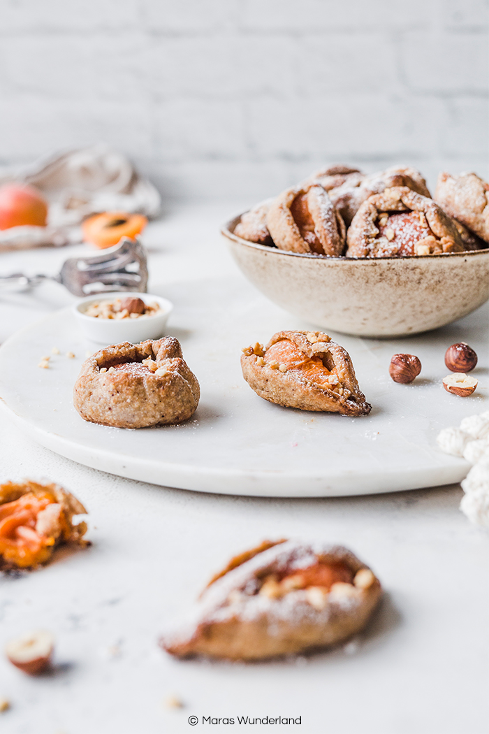 Vegane Aprikosen-Plätzchen. Ein schnelles und einfaches Rezept für gesunde Kekse mit frischen Aprikosen. • Maras Wunderland #cookies #plätzchen #snack #vegan