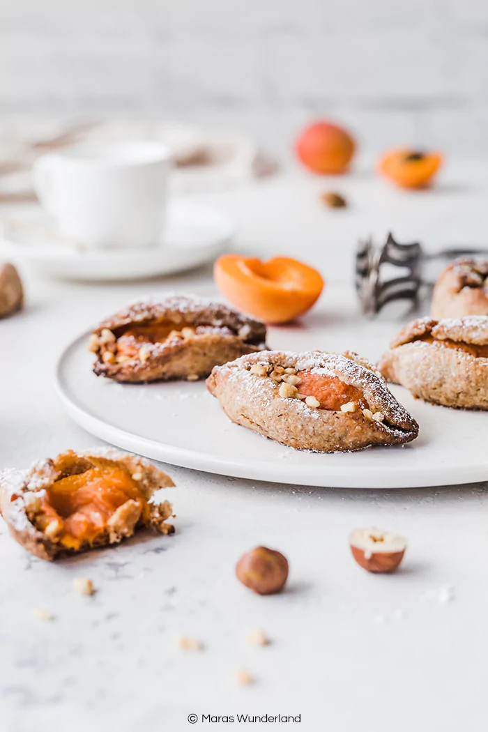 Vegane Aprikosen-Plätzchen. Ein schnelles und einfaches Rezept für gesunde Kekse mit frischen Aprikosen. • Maras Wunderland #cookies #plätzchen #snack #vegan