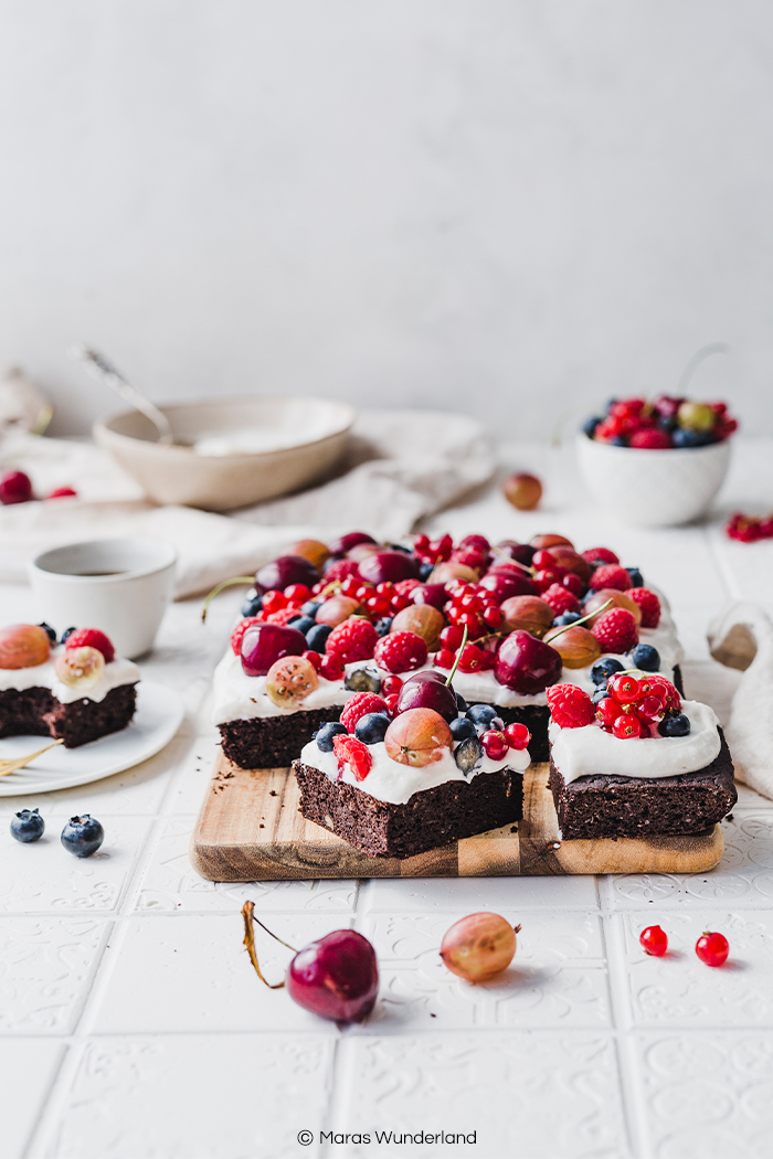 Glutenfreie, gesunde Brownies mit Creme & Beeren. Mit Kichererbsen. Super schokoladig und lecker. Schnell und einfach gemacht. • Maras Wunderland #schokokuchen #brownies #glutenfrei #glutenfree