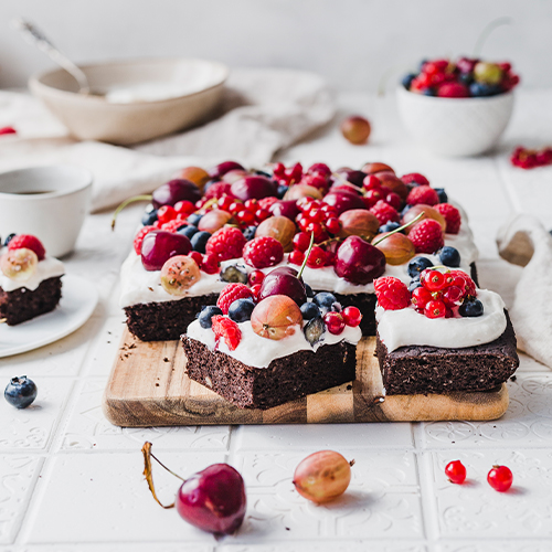 Glutenfreie Brownies mit Creme & Beeren