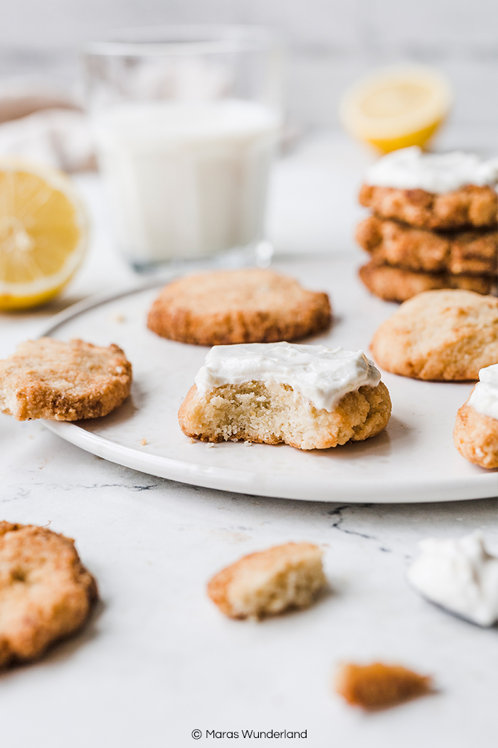 Vegane Lemon Cookies - gesund, glutenfrei, soft und super lecker. Ein schnelles und einfaches Rezept mit Gelinggarantie. • Maras Wunderland #maraswunderland #vegancookies #cookies #glutenfrei #glutenfree #vegan #zitronenkekse #kekse