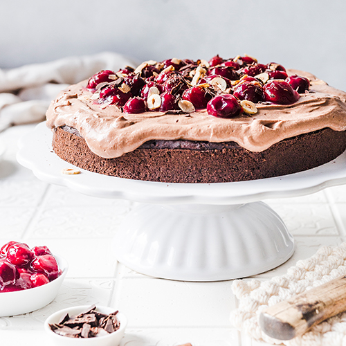 Vegane Schokotorte mit Kaffee & Kirschen. Ein einfaches Rezept für einen gesünderen Kuchen mit intensiven Schokoladengeschmack. • Maras Wunderland #schokotorte #vegancake #veganerkuchen #chocolatecake #maraswunderland