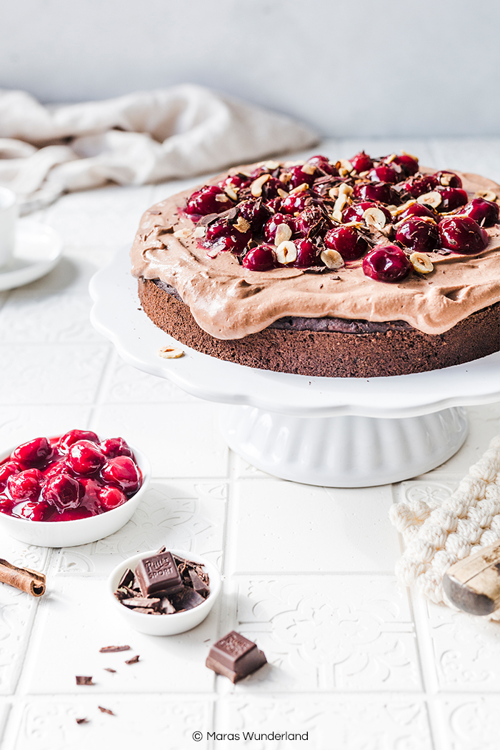 Vegane Schokotorte mit Kaffee & Kirschen. Ein einfaches Rezept für einen gesünderen Kuchen mit intensiven Schokoladengeschmack. • Maras Wunderland #schokotorte #vegancake #veganerkuchen #chocolatecake #maraswunderland